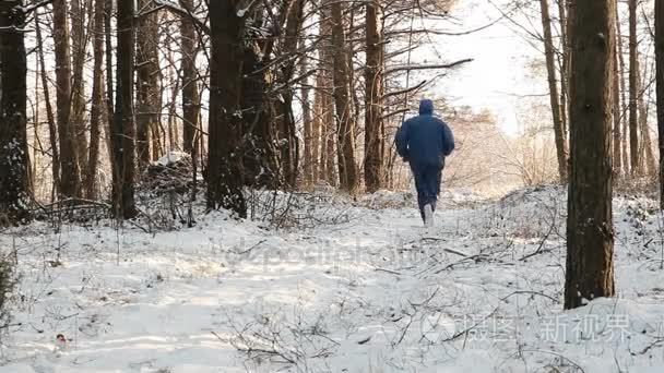 男性赛跑者跑冬天马拉松  冬天降雪