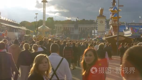 一群人正沿着啤酒节的中央大街散步。巴伐利亚  德国