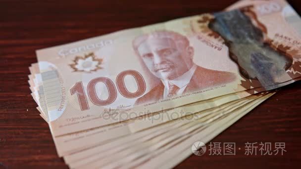 一张桌子上的百元钞票的扇形堆视频