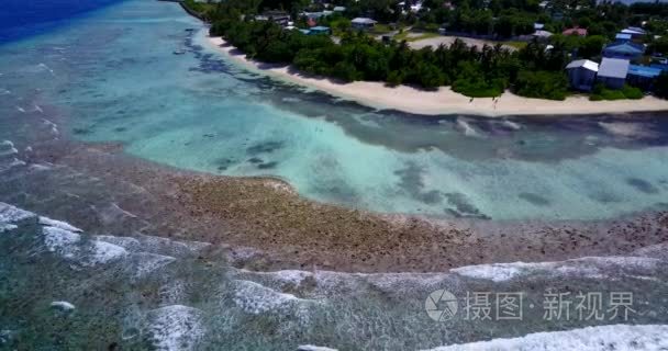 v15156 马尔代夫白沙海滩热带岛屿与空中飞鸟鸟瞰的水蓝色海水和晴朗的天空