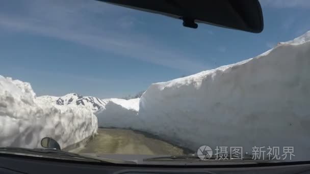 高雪堆积雪隧道中的汽车行驶视频