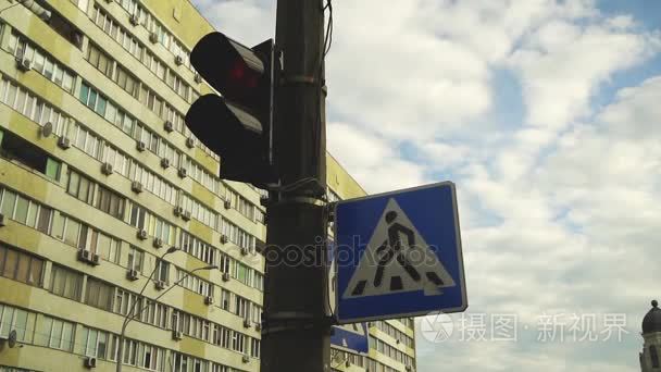 带行人过路标志的交通灯视频