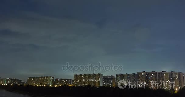 夜间雷雨在公寓楼上空移动视频