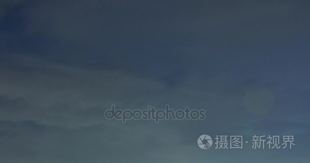 夜间雷雨在公寓楼上空移动