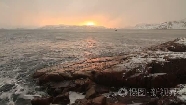 北方暴风雨的海面上的降雪视频