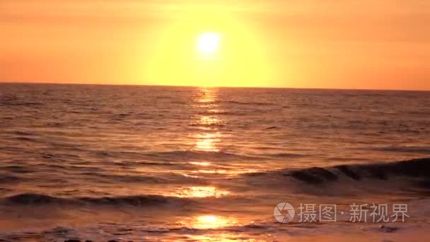 海浪在夕阳的沙滩上翻滚视频