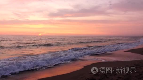 黄昏暗海背景下完美多彩日落视频