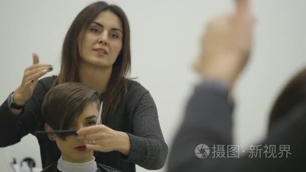 女人发型师在短发上做发型视频