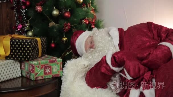 圣诞老人睡在沙发上视频