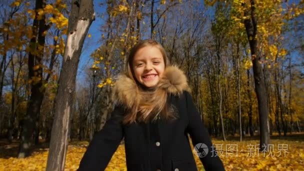 愉快的小女孩奔跑在秋天公园视频