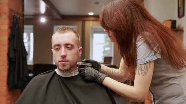 视频 美容时尚 理发店里的一个女理发师把顾客放在椅子上, 开始理发