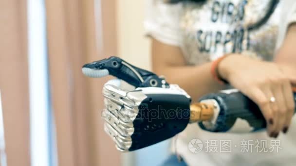 使用机器人辅助仿生手臂的妇女视频