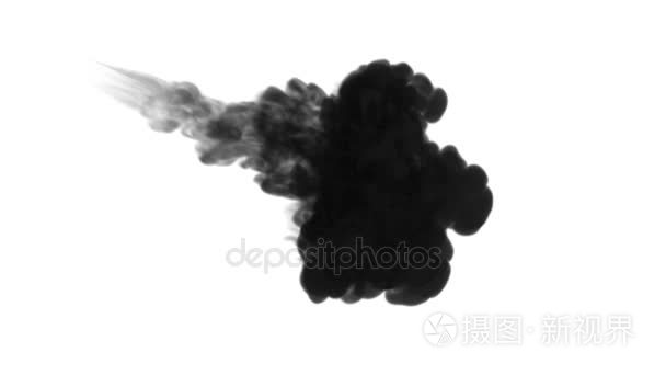 一墨流, 输液黑染料云或烟雾, 墨水注入白色的慢动作。水中的颜色分散。墨色背景或烟雾背景, 油墨效果使用 luma 哑光像 al
