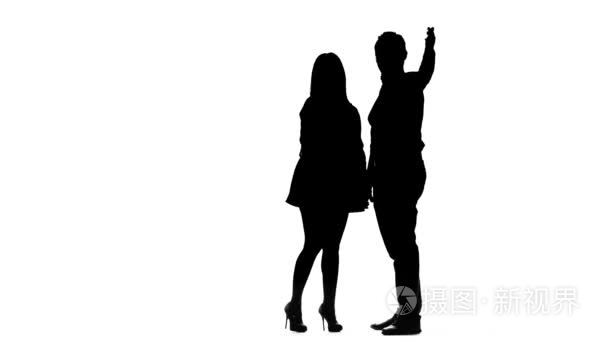 热恋中的情侣在等待朋友的挥手.剪影.白色背景短视频