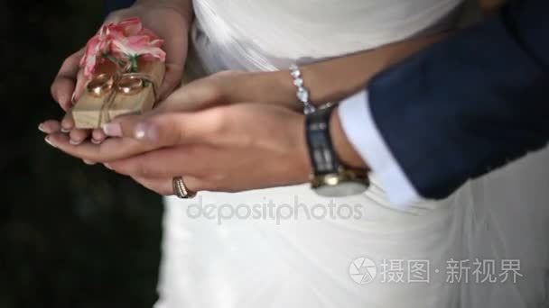 新婚夫妇举行结婚戒指