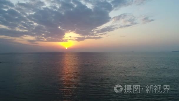 空中无人机飞行  上升平静  傍晚海