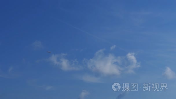 客机在蓝天白云上空飞翔视频