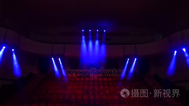 剧院或电影院的观众的红色天鹅绒座椅。红色天鹅绒布料空许多位子排专栏在戏院音乐会或研讨会会议室