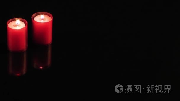 黑色背景蜡烛庆典或浪漫情调视频
