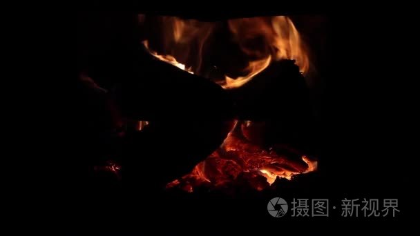 炉内光亮燃烧的木材视频