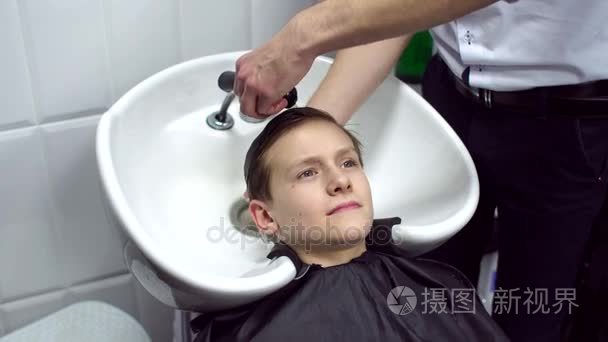 理发师洗头发的青少年美发沙龙视频