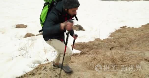 在多雪的线索路径上行走的背包徒步旅行者的男人。后侧。真正的背包客人成年后徒步旅行或在秋天或冬天在野生山户外徒步性质，坏雾 wea