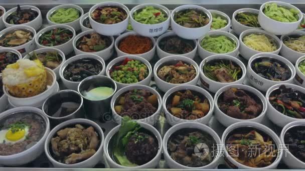 中国传统食品碗在四川饭店厨房视频