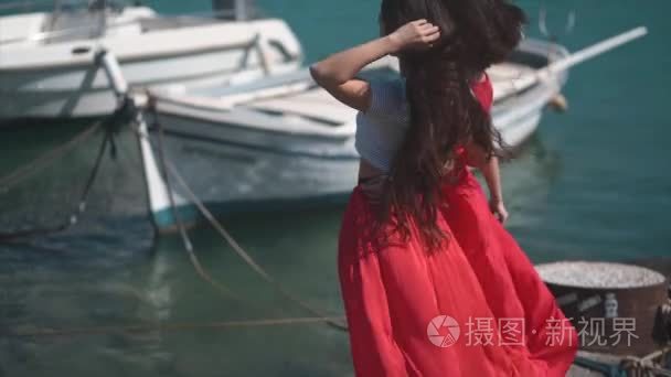 游艇码头上穿红裙子的可视频