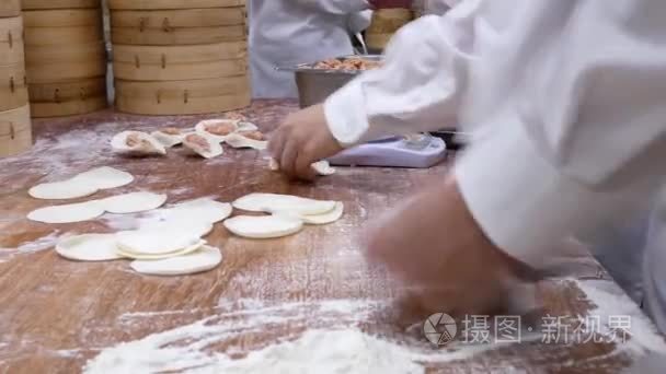 潘出手的人揉面团和塑造它用他们的手做饺子