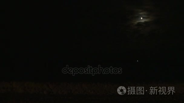 黑天空与月亮的看法在晚上视频