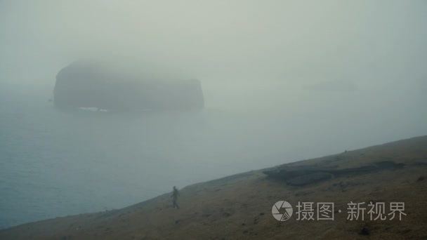 美丽的风景在冰岛。年轻女子走在海边  探索新的地方