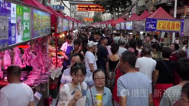 中国人在兰州购买中国街食品视频