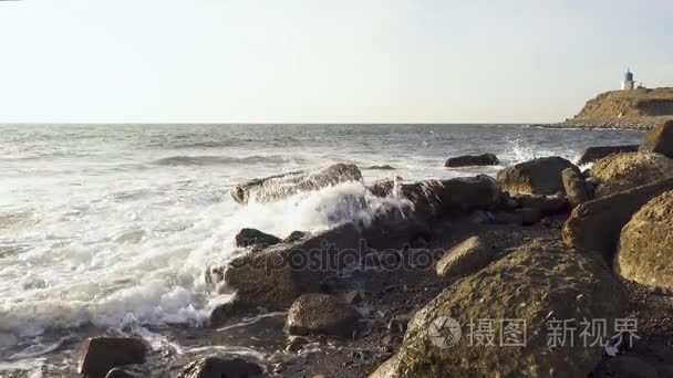 海浪打破巨石