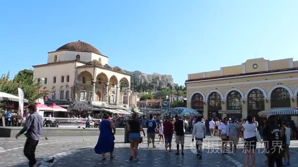 希腊雅典卫城附近漫步的游客视频