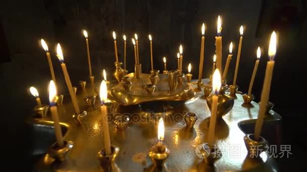在教堂里燃烧的锥形蜡烛视频