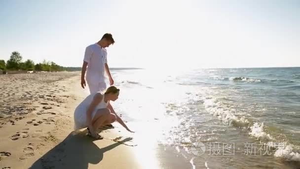 海滩上一对恩爱的情侣视频