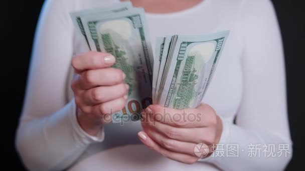 穿着白毛衣的女人拿着现金视频