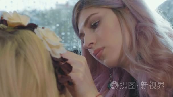 年轻化妆师在模特脸上涂化妆品视频