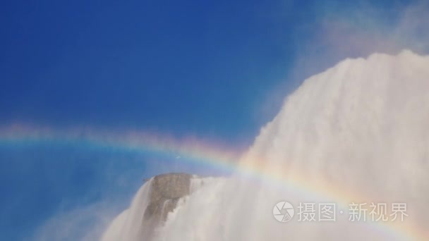 令人难以置信的尼亚加拉大瀑布。对蓝天和彩虹。4k 10 位视频