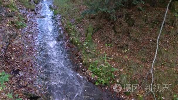 瀑布中高山山脉流水流视频