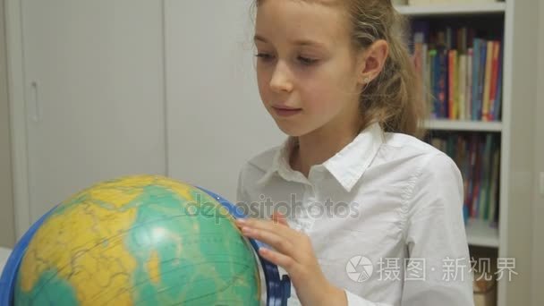 小女孩在家学习地球仪视频