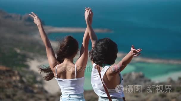 快乐的女人在户外享受夏日视频