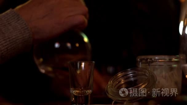 男性双手倒酒瓶伏特加酒