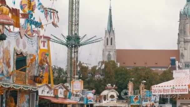 在啤酒节的中央大街摆旋转木马。德国慕尼黑
