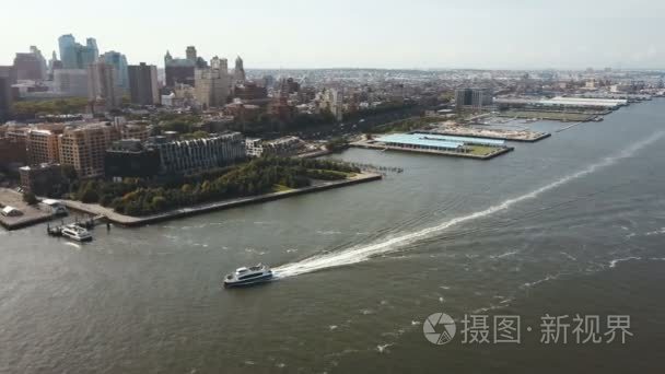 美国纽约布鲁克林区和大桥海岸附近的一条船的鸟瞰图