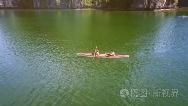 夫妇在皮艇帆在蔚蓝海湾视频