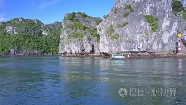 小船在平静的海湾航行的女孩视频