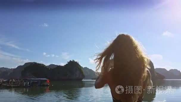 渔村和背影的女人拍照片视频