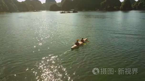 夫妇在皮艇帆在蔚蓝海湾视频