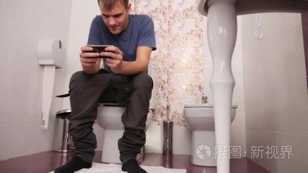 男人上厕所视频素材